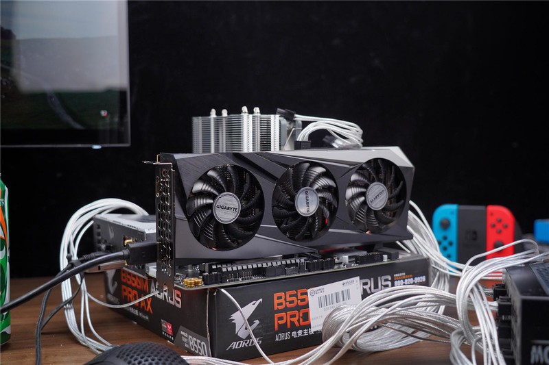 有颜值、有性能、这款技嘉 B550M 雪雕 AORUS PRO AX还不错