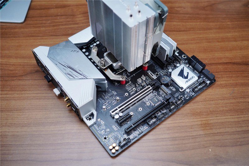 有颜值、有性能、这款技嘉 B550M 雪雕 AORUS PRO AX还不错