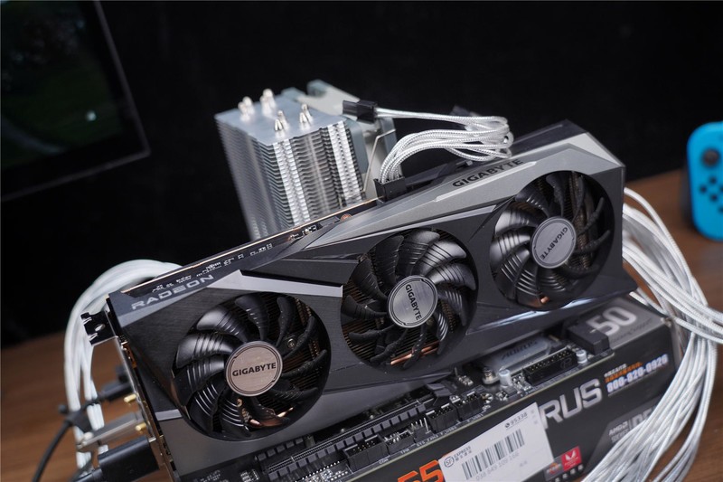 有颜值、有性能、这款技嘉 B550M 雪雕 AORUS PRO AX还不错