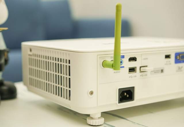 明基E592高清智能投影仪：120寸以上投屏画面依然清晰，体验超赞