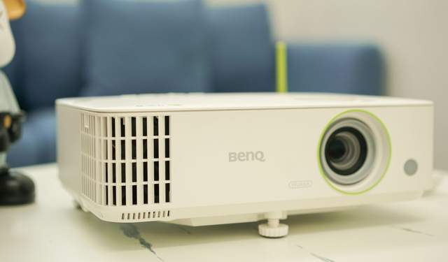 明基E592高清智能投影仪：120寸以上投屏画面依然清晰，体验超赞