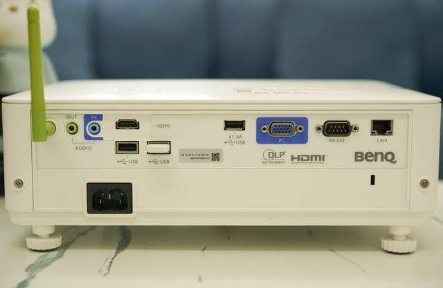 明基E592高清智能投影仪：120寸以上投屏画面依然清晰，体验超赞