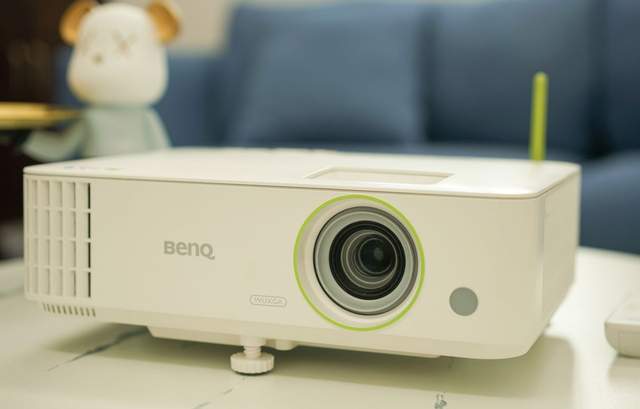 明基E592高清智能投影仪：120寸以上投屏画面依然清晰，体验超赞