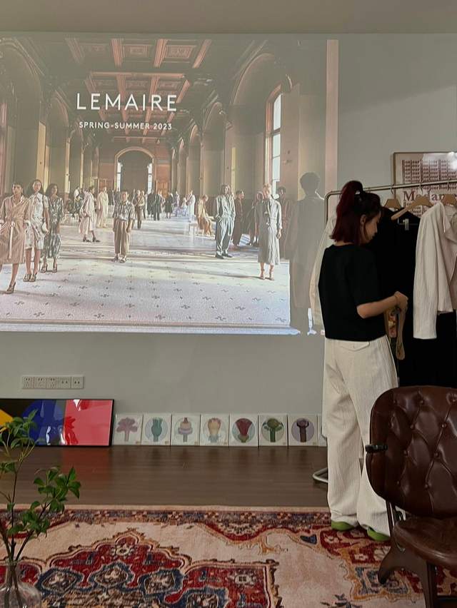 明基E592高清智能投影仪：120寸以上投屏画面依然清晰，体验超赞