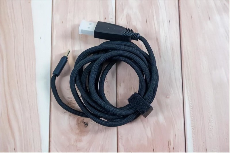 雷柏V1P无线充电模块和V10C鼠标垫加持，雷柏VT9无线游戏鼠标体验