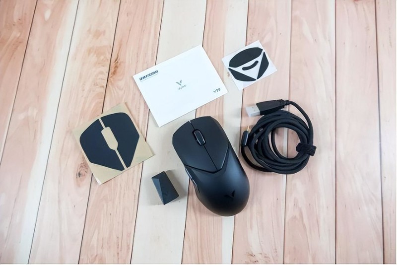 雷柏V1P无线充电模块和V10C鼠标垫加持，雷柏VT9无线游戏鼠标体验