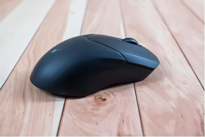 雷柏V1P无线充电模块和V10C鼠标垫加持，雷柏VT9无线游戏鼠标体验