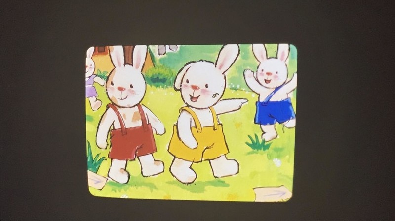 边听、边看、边学，这台趣学伴绘本投影故事机辅助鸡娃有一套