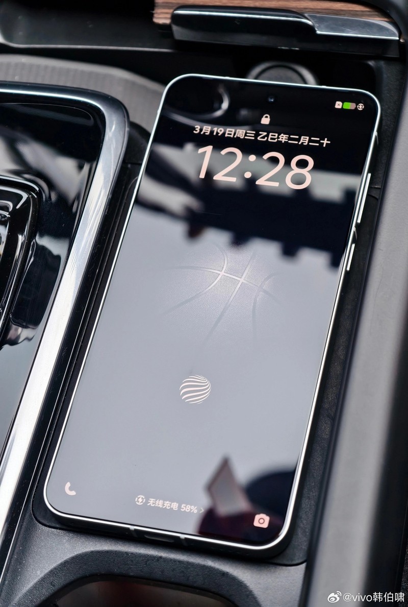 vivo X200s 手机外观公布，宣称和 Pro mini 正好“苹替”Pro 和 Plus 经典尺寸