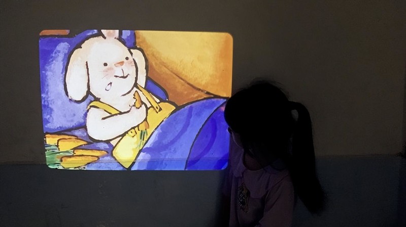 边听、边看、边学，这台趣学伴绘本投影故事机辅助鸡娃有一套