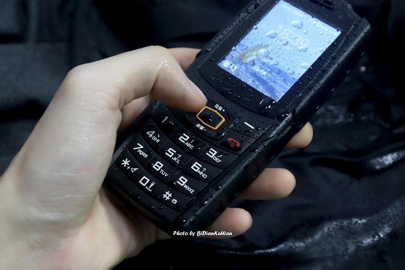 2022年买老人机落伍吗？三防微信抖音高续航都要有，聊聊我的选择