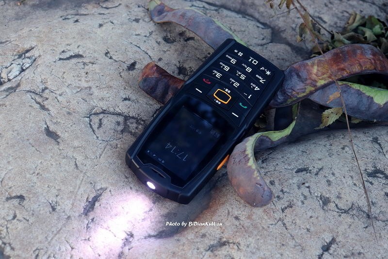 2022年买老人机落伍吗？三防微信抖音高续航都要有，聊聊我的选择