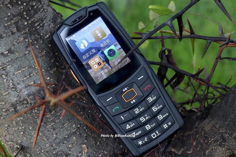 2022年买老人机落伍吗？三防微信抖音高续航都要有，聊聊我的选择