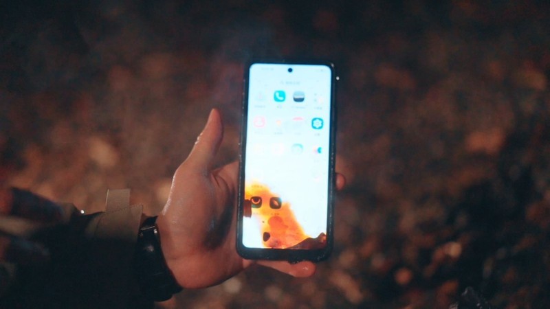 谁说三防手机只能赚钱养家，AGM X6不仅貌美如花，还瘦成一道闪电