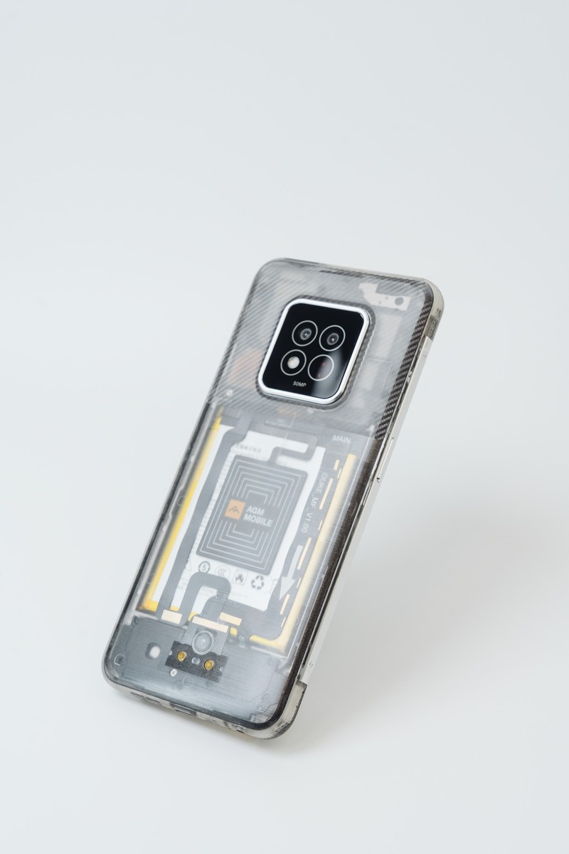 谁说三防手机只能赚钱养家，AGM X6不仅貌美如花，还瘦成一道闪电