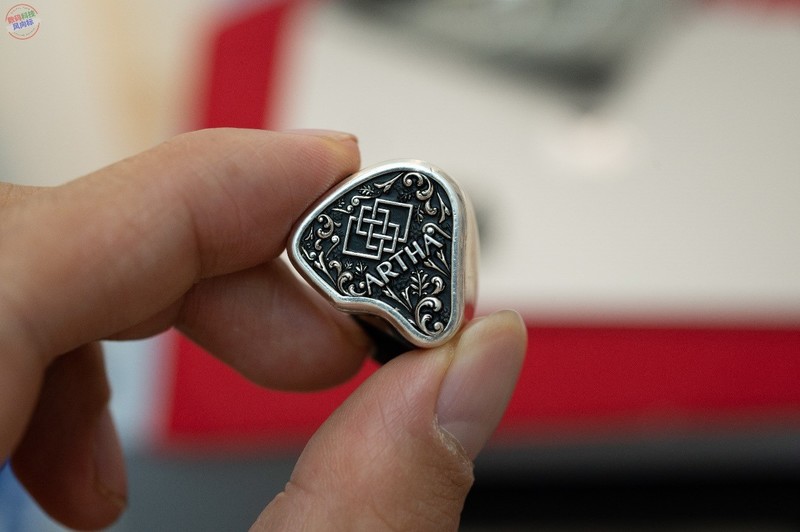 巴洛克风格的现代演绎，戴上亚法银耳机，感受古典雕花与现代声学的碰撞