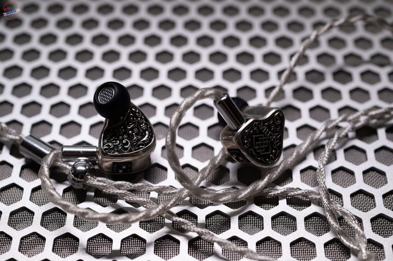 巴洛克风格的现代演绎，戴上亚法银耳机，感受古典雕花与现代声学的碰撞