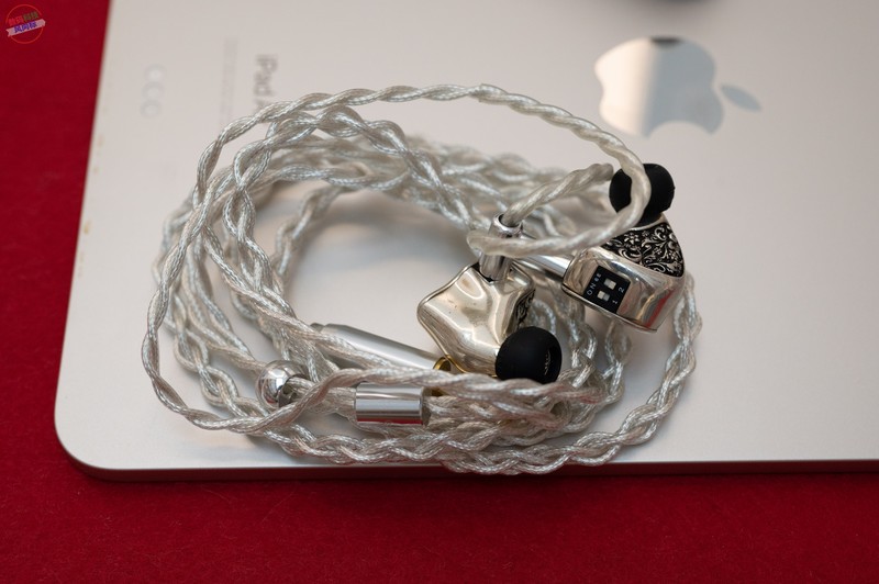 巴洛克风格的现代演绎，戴上亚法银耳机，感受古典雕花与现代声学的碰撞