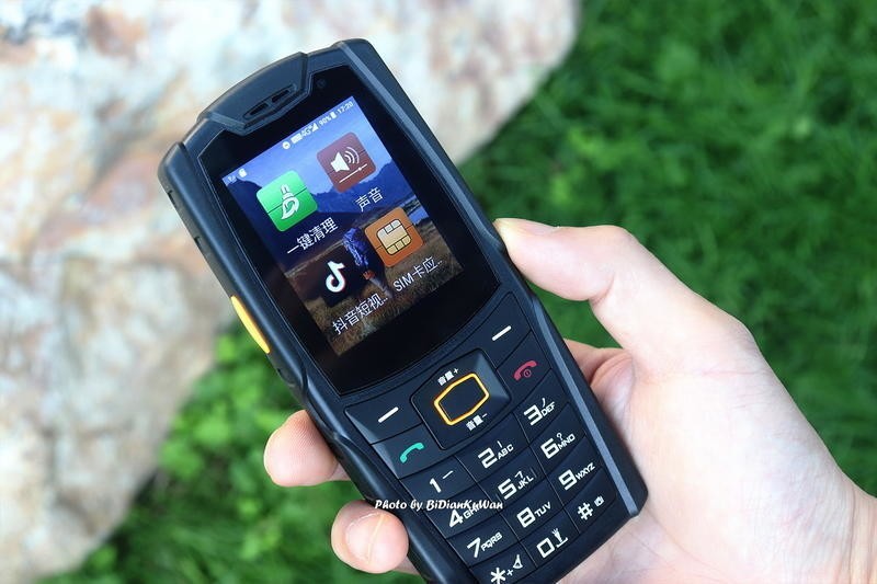 2022年买老人机落伍吗？三防微信抖音高续航都要有，聊聊我的选择