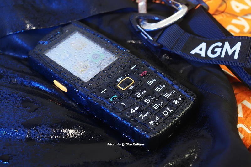 2022年买老人机落伍吗？三防微信抖音高续航都要有，聊聊我的选择