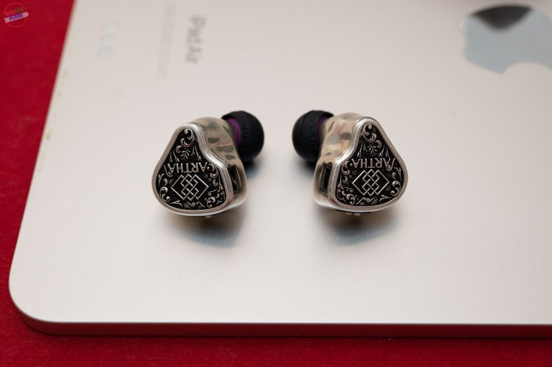 巴洛克风格的现代演绎，戴上亚法银耳机，感受古典雕花与现代声学的碰撞