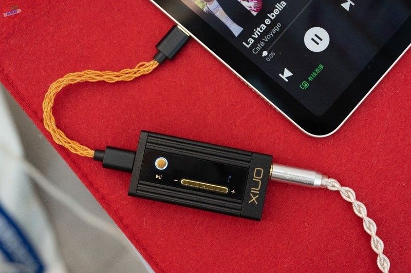 巴洛克风格的现代演绎，戴上亚法银耳机，感受古典雕花与现代声学的碰撞