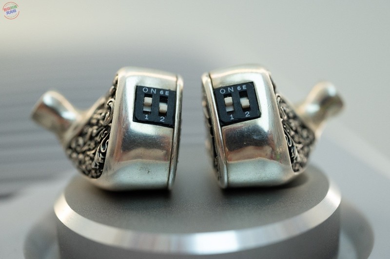 巴洛克风格的现代演绎，戴上亚法银耳机，感受古典雕花与现代声学的碰撞