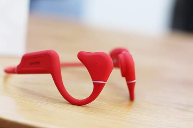 把MP3播放器戴在耳边是什么体验？说说南.卡.Runner Pro 4S骨传导耳机