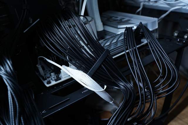 喂饱旗舰核弹无压力 微星MPG A1000GS PCIE5电源开箱