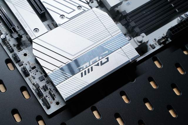 喂饱旗舰核弹无压力 微星MPG A1000GS PCIE5电源开箱