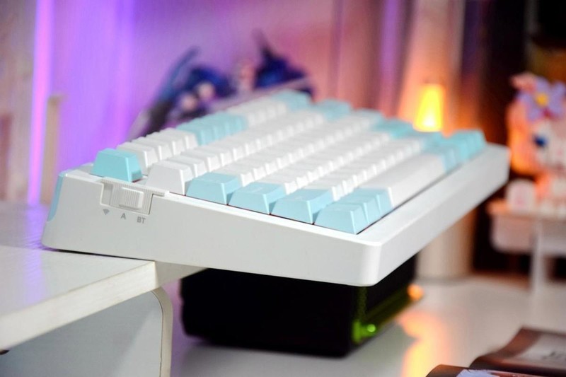 小清新桌搭配了达尔优A81，紫金轴的三百档游戏机械键盘，太值了
