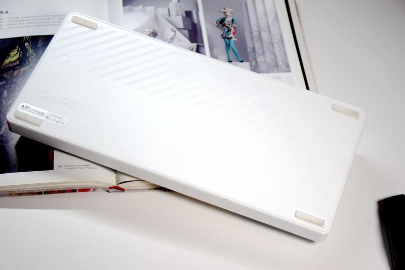 小清新桌搭配了达尔优A81，紫金轴的三百档游戏机械键盘，太值了