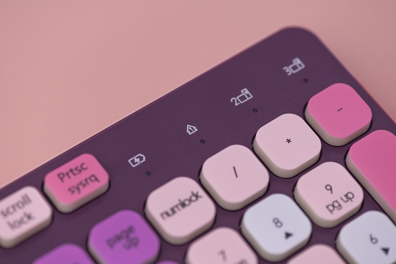 好看大过天，游戏不行颜值凑，迪摩MK8900炫彩女神无线键鼠套装