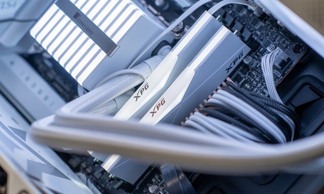 别人家老婆真香，13700K+4080两万元装机分享，附超频教程