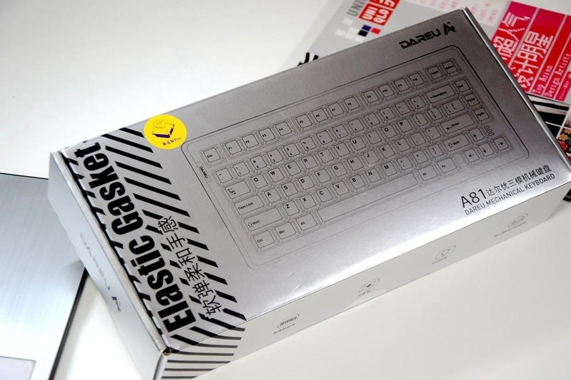 小清新桌搭配了达尔优A81，紫金轴的三百档游戏机械键盘，太值了