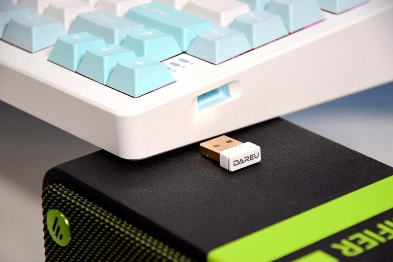 小清新桌搭配了达尔优A81，紫金轴的三百档游戏机械键盘，太值了