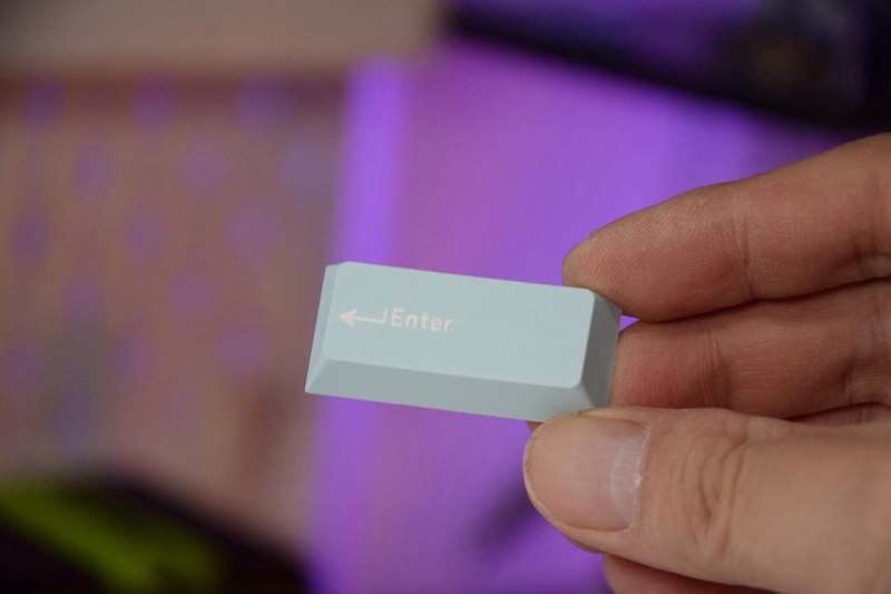 小清新桌搭配了达尔优A81，紫金轴的三百档游戏机械键盘，太值了