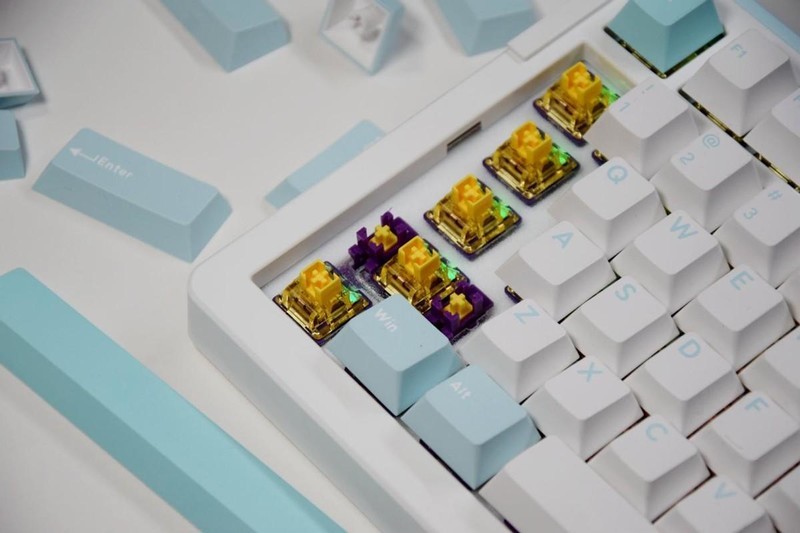 小清新桌搭配了达尔优A81，紫金轴的三百档游戏机械键盘，太值了