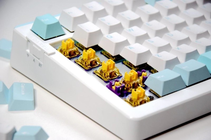 小清新桌搭配了达尔优A81，紫金轴的三百档游戏机械键盘，太值了