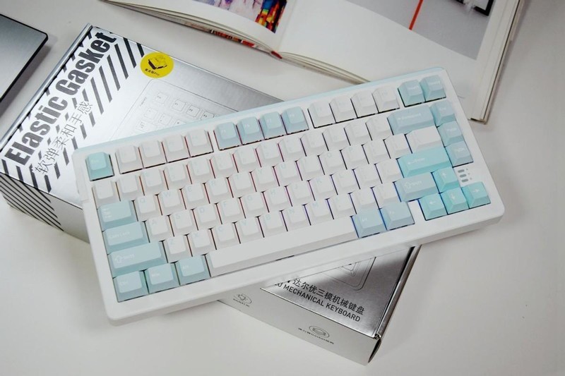 小清新桌搭配了达尔优A81，紫金轴的三百档游戏机械键盘，太值了