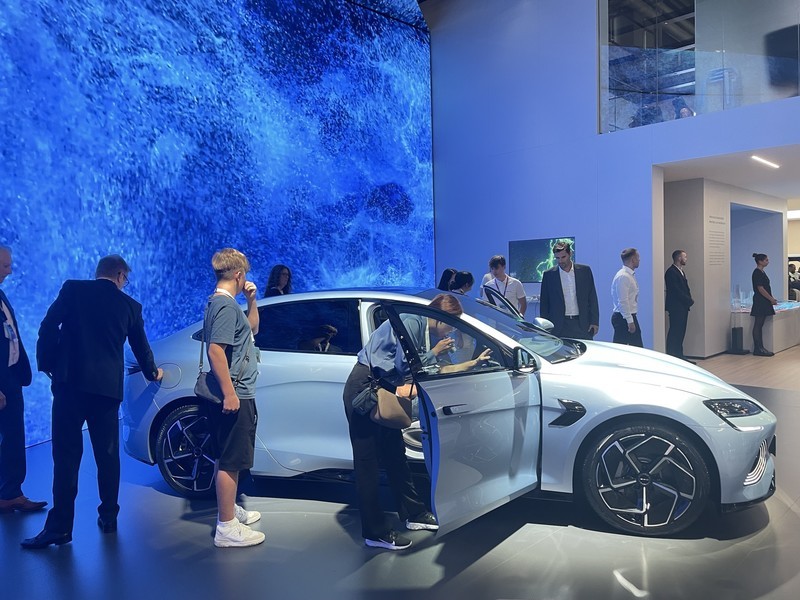 比亚迪进军欧洲汽车市场，德国慕尼黑车展比亚迪海豹电动车被拆解