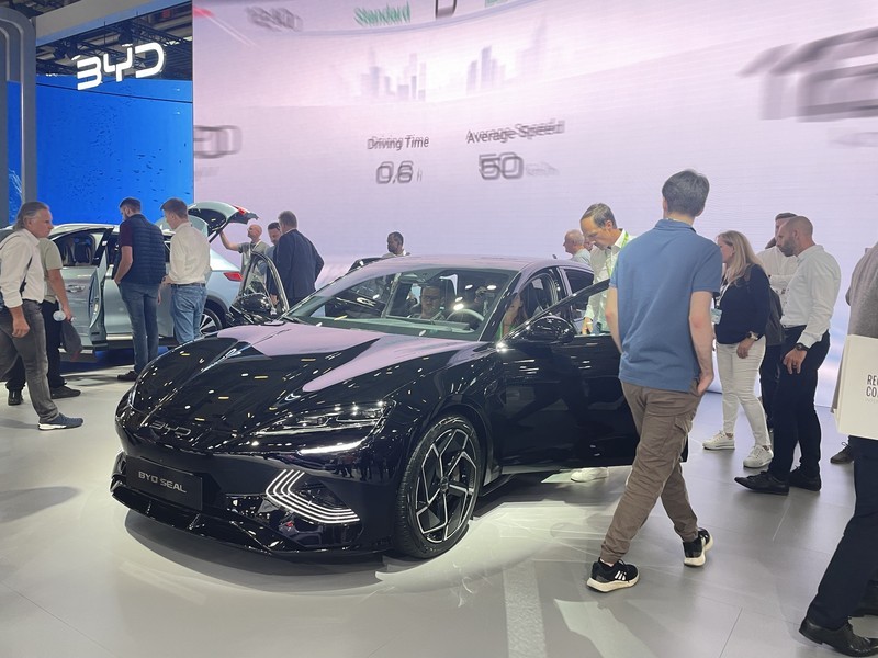 比亚迪进军欧洲汽车市场，德国慕尼黑车展比亚迪海豹电动车被拆解