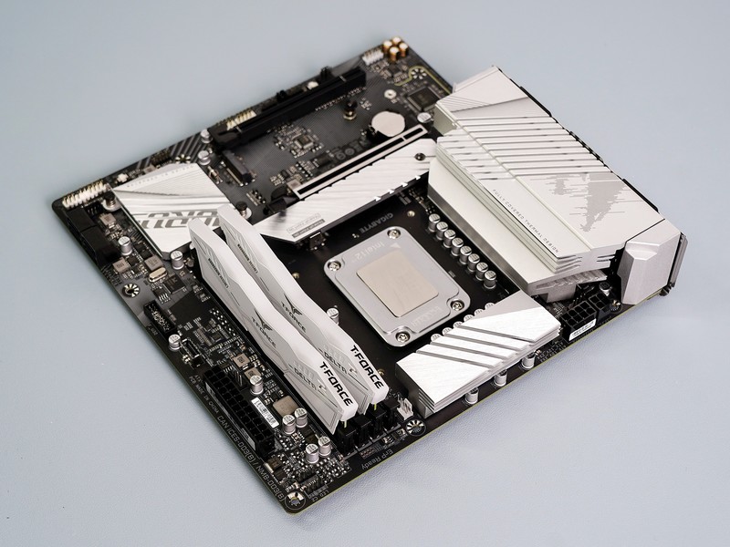 攒台白色的主机，B760平台也能玩爽内存超频，DDR5时代终于来了