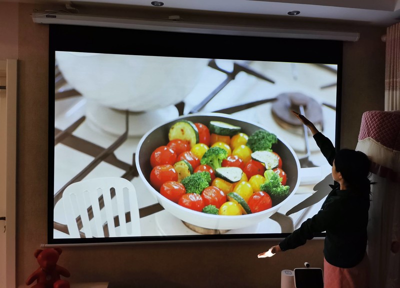 上网课新方式，慧示碰碰投P9超短焦投影仪，离墙45cm投百寸画面