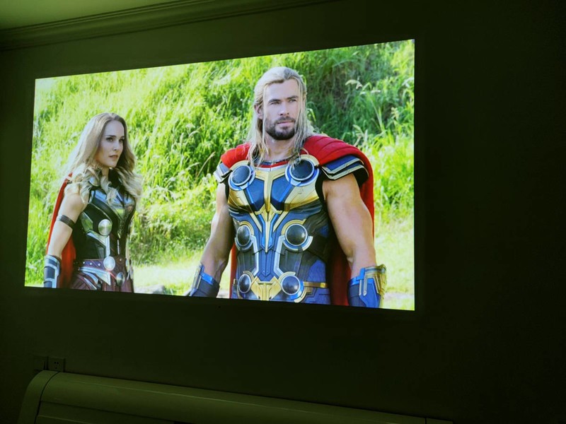 AOC K1S激光投影：4500ANSI不虚标，还豪配帝瓦雷音响，配置很顶！