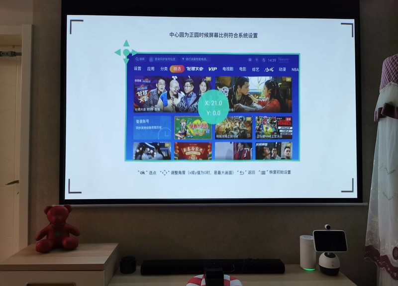 上网课新方式，慧示碰碰投P9超短焦投影仪，离墙45cm投百寸画面