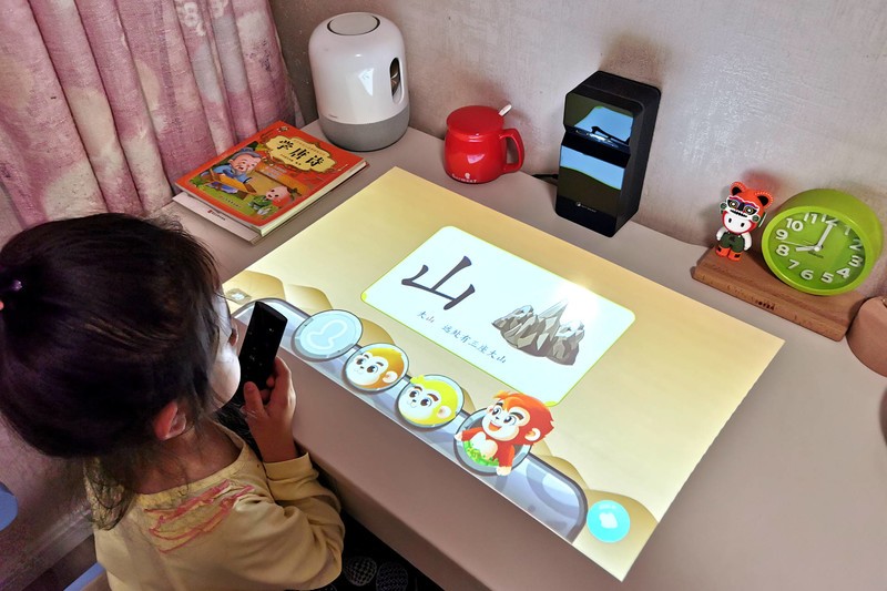 上网课新方式，慧示碰碰投P9超短焦投影仪，离墙45cm投百寸画面