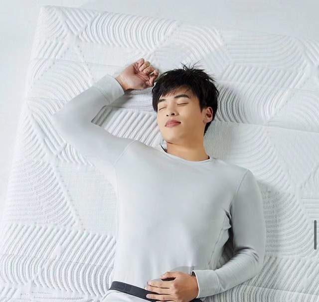 全面规训床垫市场！8H小金刚超大口径乳胶床垫发布：质保5年感人