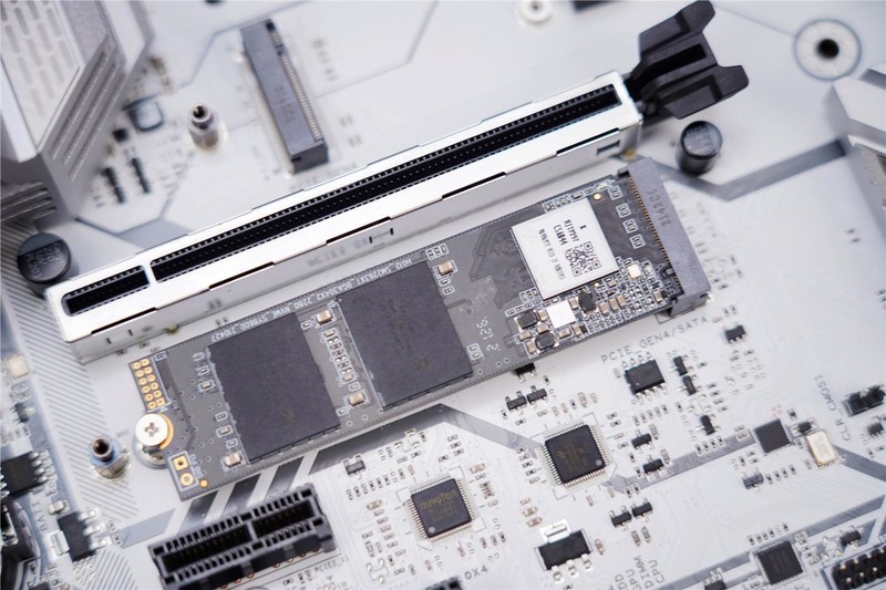 新机分享，能玩游戏能办公，七彩虹CVN Z690M主板这个“地基”不错