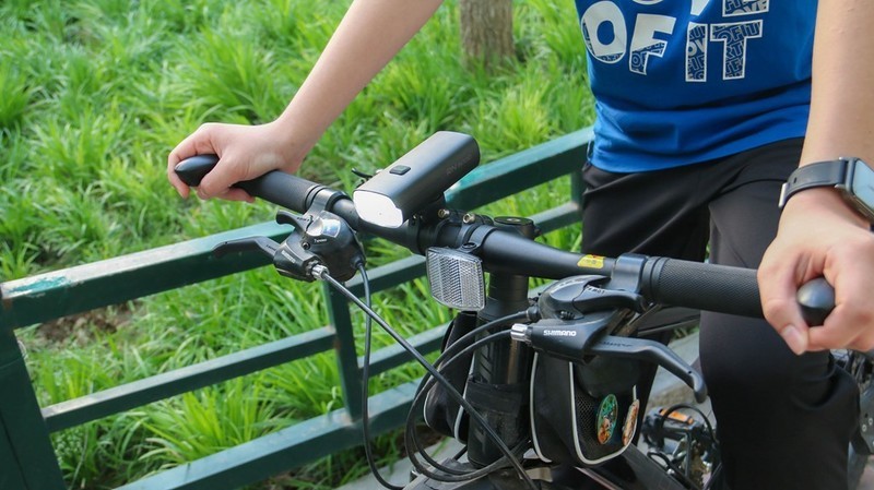 迈极炫RN3000自行车灯：3000流明、62小时续航，还能当充电宝